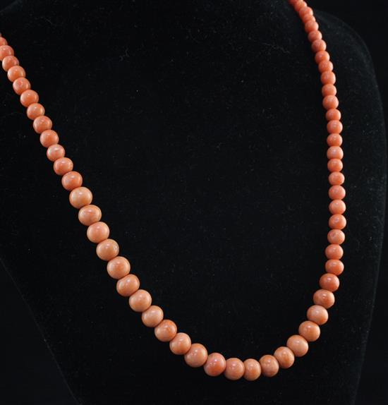 A single strand graduated coral bead necklace with pierced 14ct gold lozenge shaped clasp, 21 in.